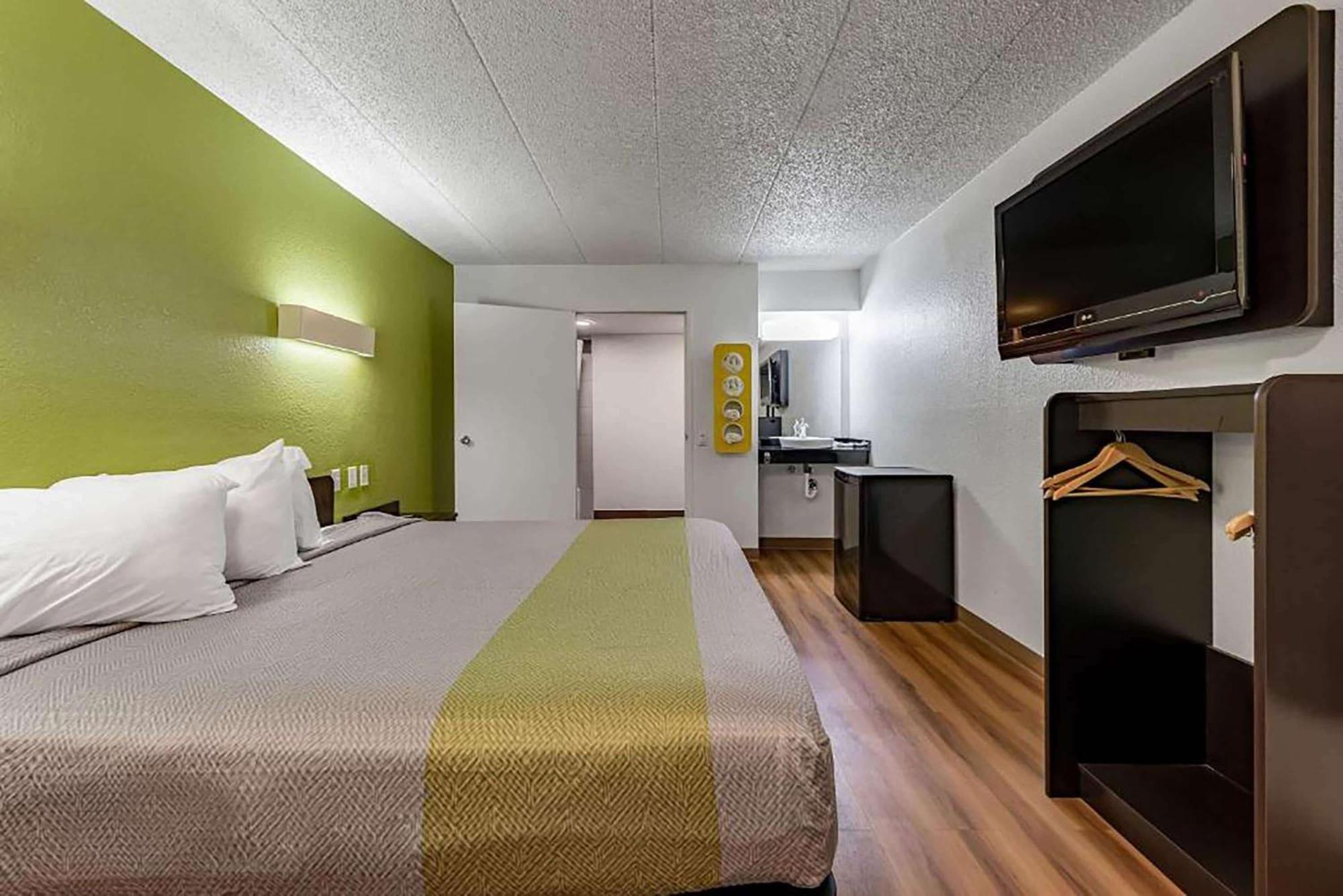Days Inn By Wyndham Cincinnati I-71 Silverton Extérieur photo