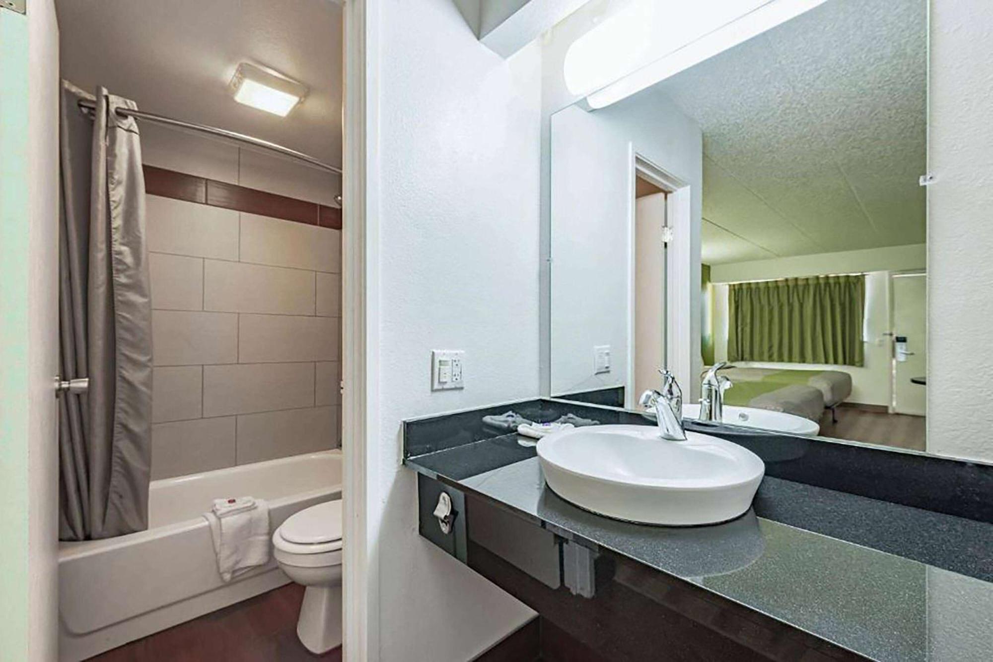 Days Inn By Wyndham Cincinnati I-71 Silverton Extérieur photo