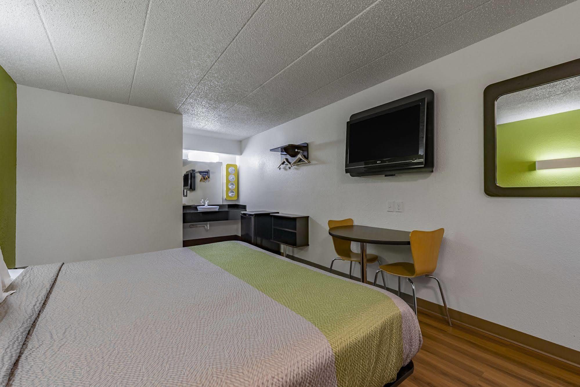 Days Inn By Wyndham Cincinnati I-71 Silverton Extérieur photo