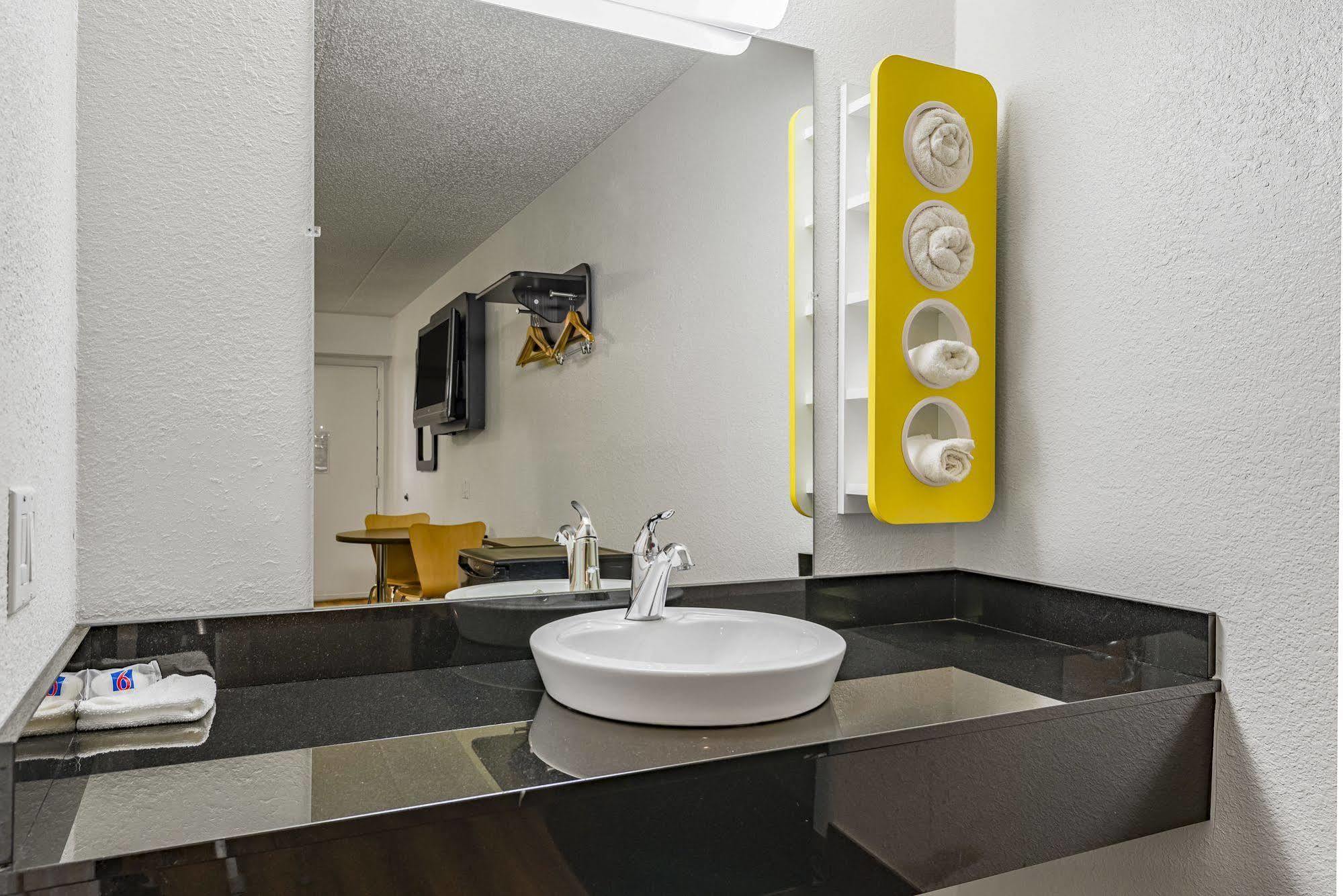 Days Inn By Wyndham Cincinnati I-71 Silverton Extérieur photo