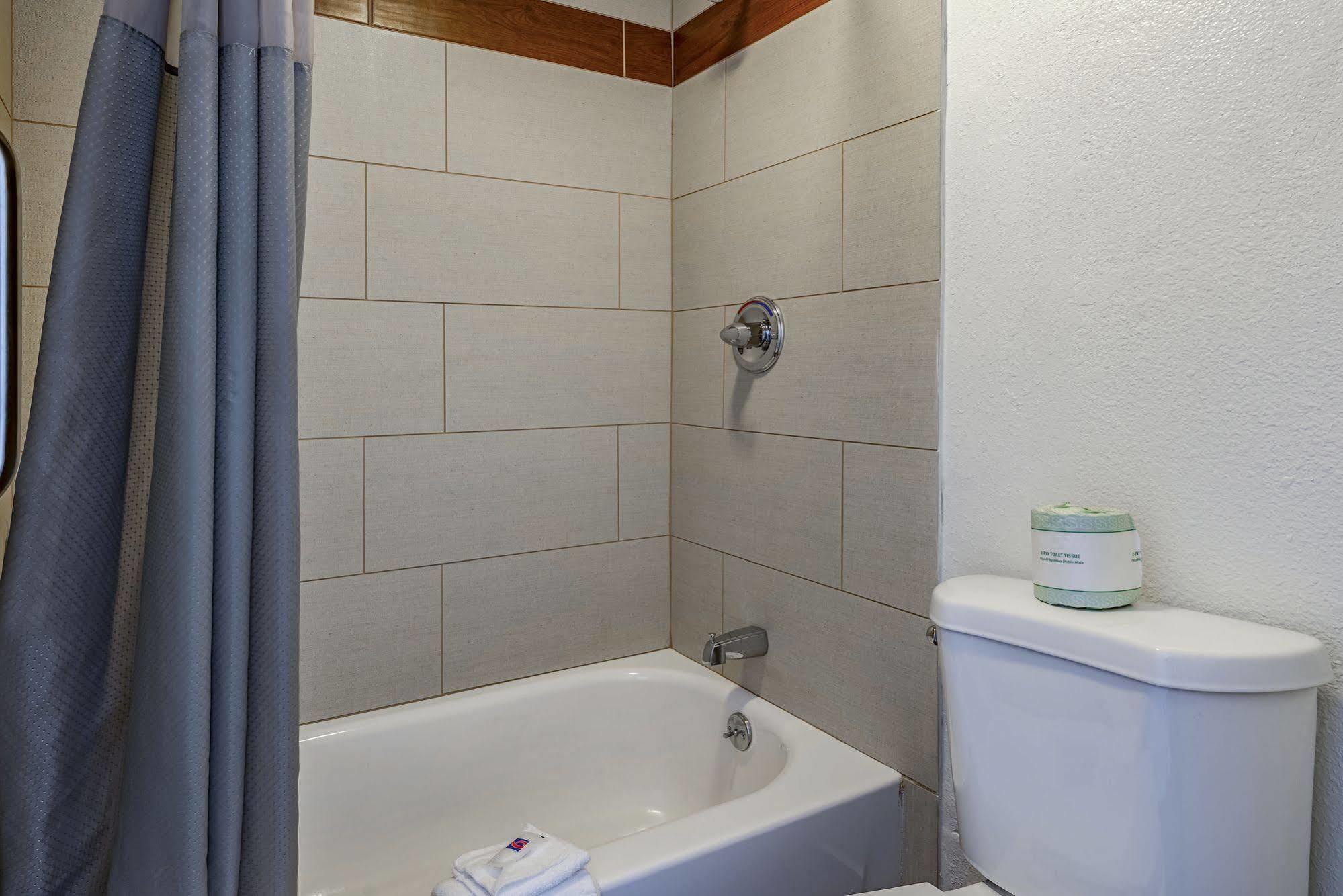 Days Inn By Wyndham Cincinnati I-71 Silverton Extérieur photo