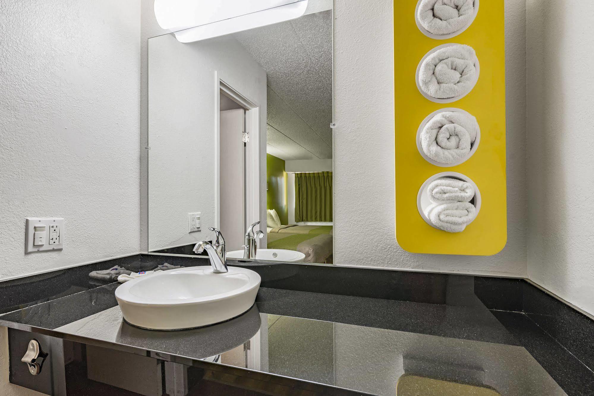 Days Inn By Wyndham Cincinnati I-71 Silverton Extérieur photo